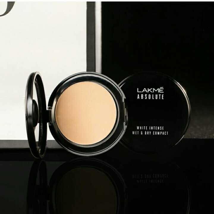 Lakmé Absolute White Intense Wet and Dry Compact, Golden Light, 9g