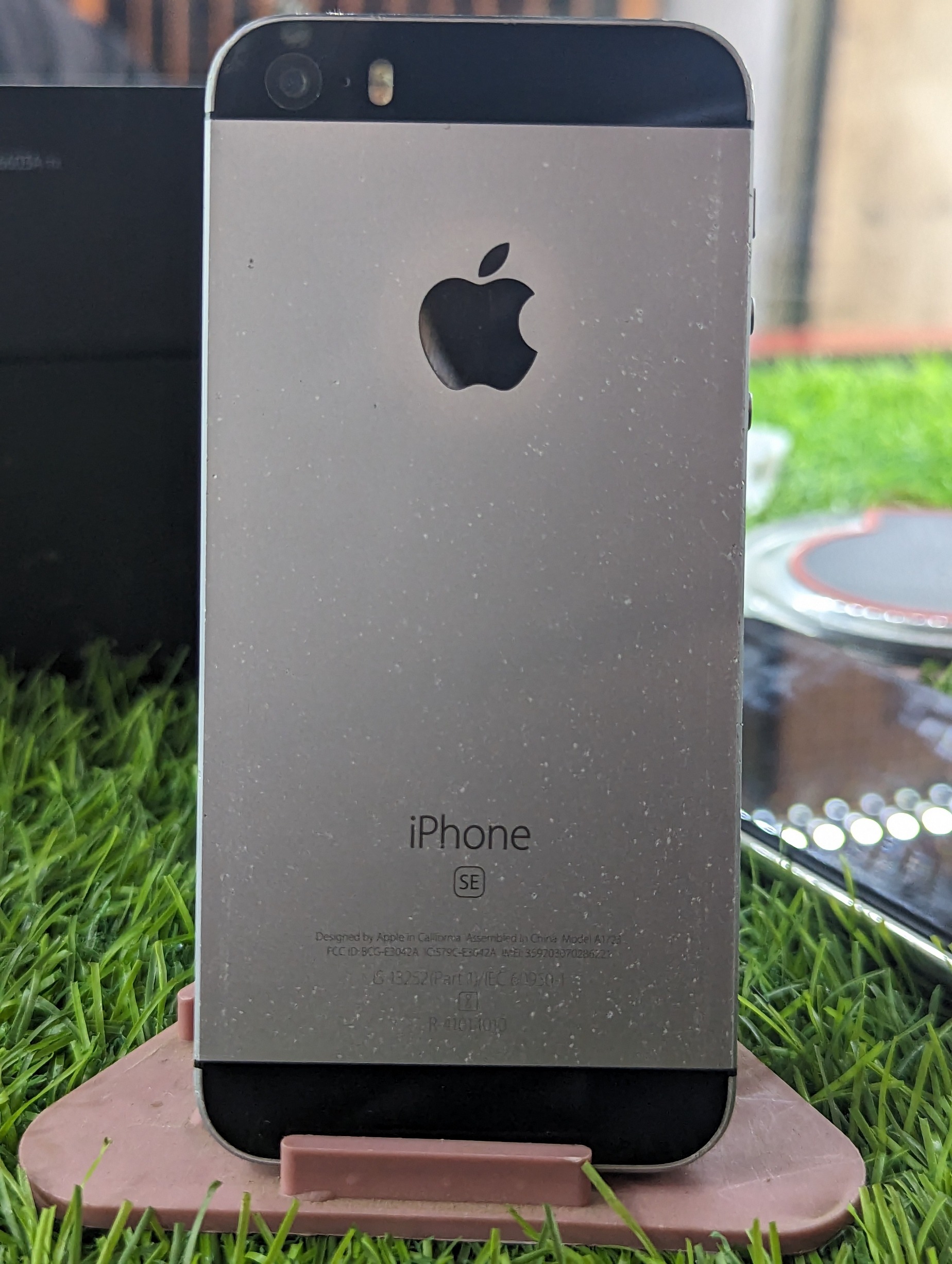 Pre-Owned iPhone SE 64GB - Black