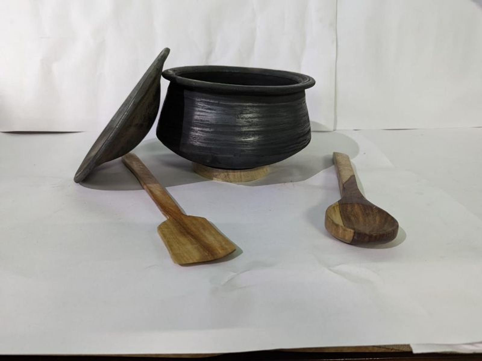 Black Cooking Bhagona 2 litres  With Wooden Accessories