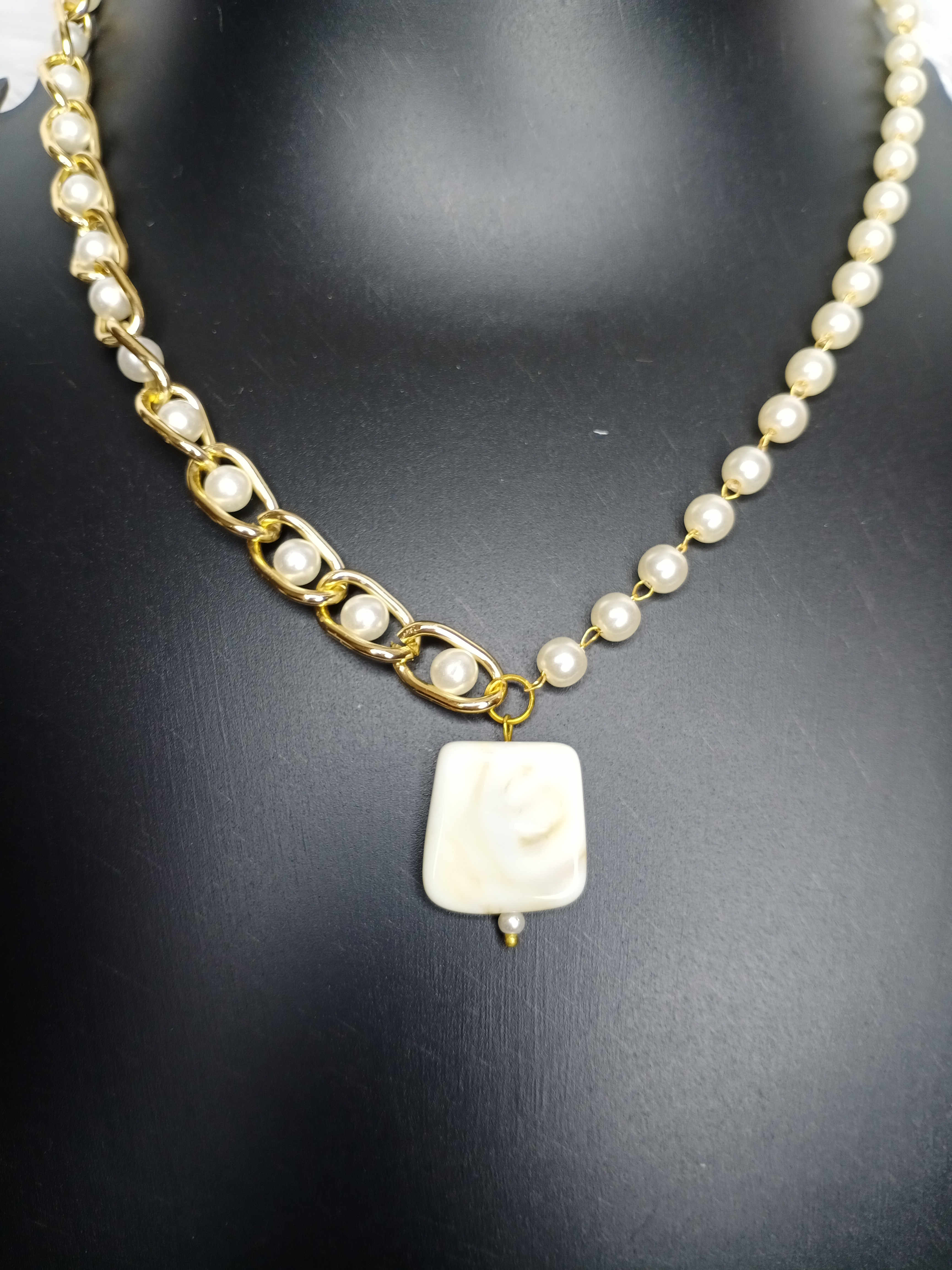 Pearl Chain Neckpiece 