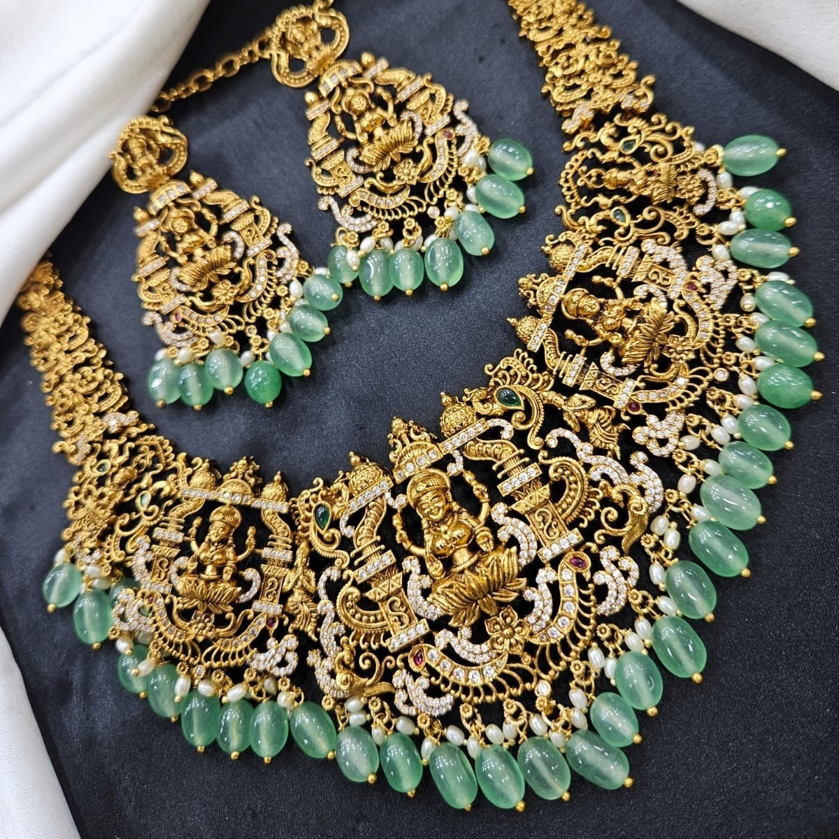 green bees neck set