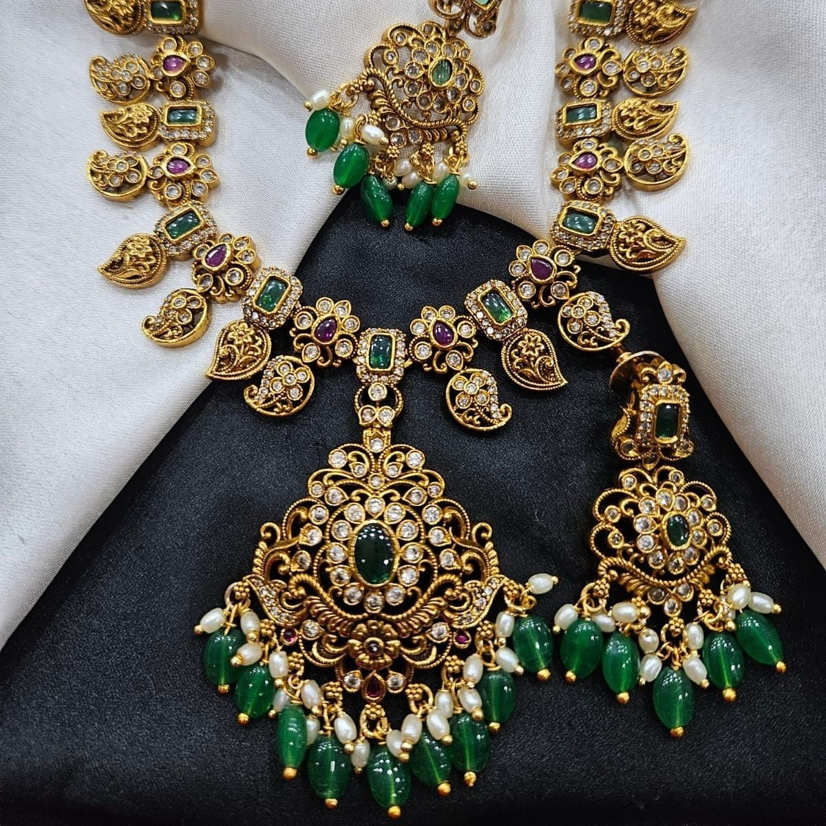 simple neck set green beeds 