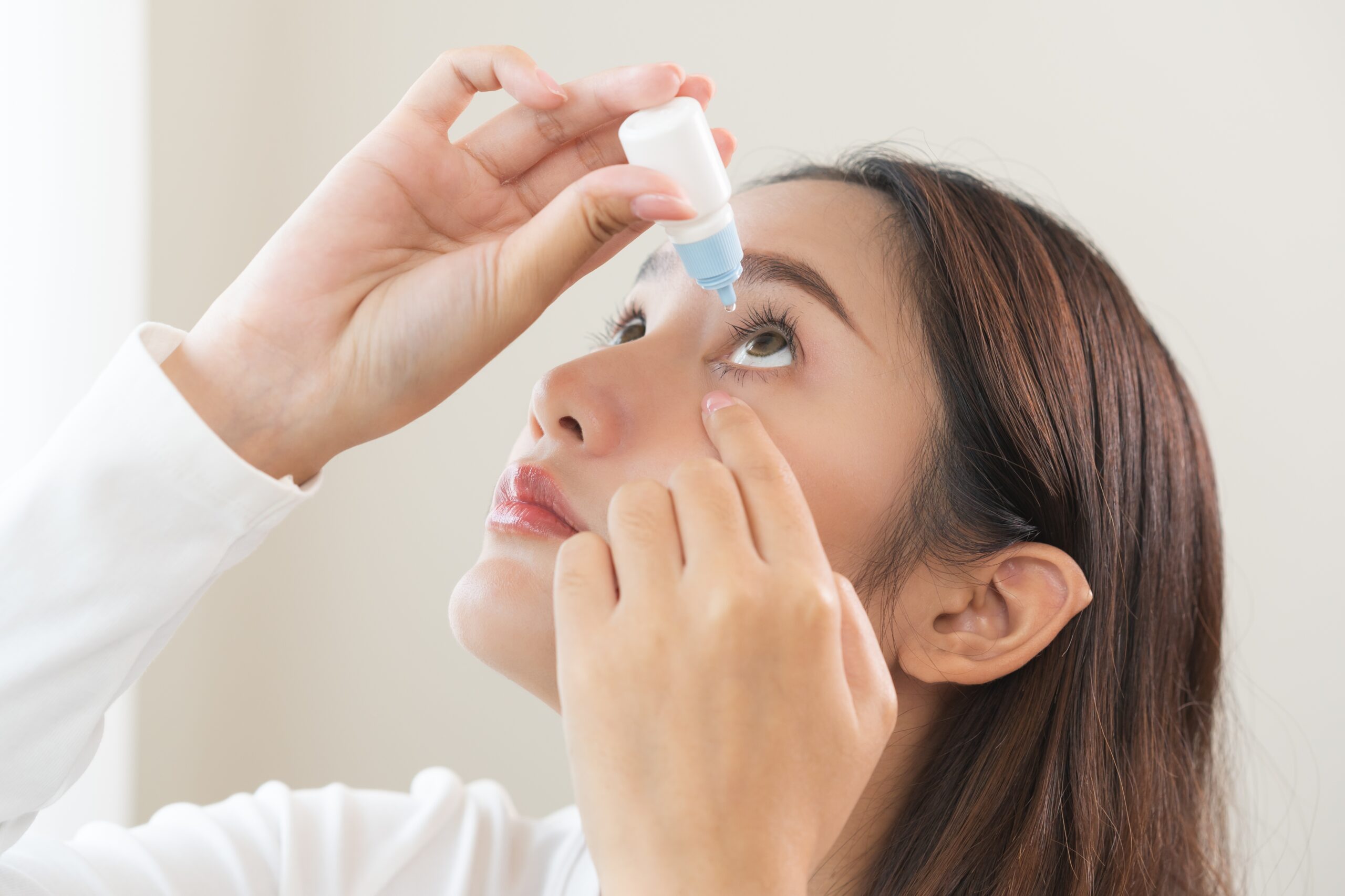 Health,Care,Concept,,Eye,Problem,Asian,Young,Woman,Applying,,Using