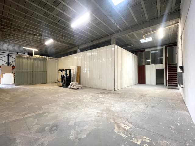 La Gaude, local commercial 800m2 - 4 Box, 8 Bureaux, 6 Sanitaires, 5 mètres de plafond - 3
