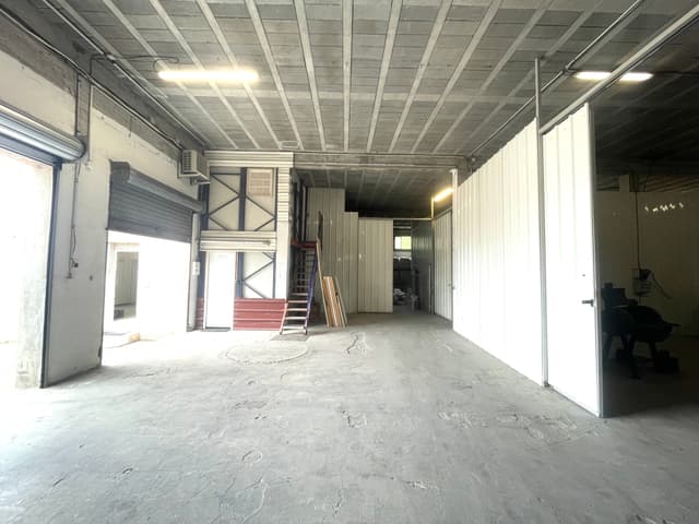 La Gaude, local commercial 800m2 - 4 Box, 8 Bureaux, 6 Sanitaires, 5 mètres de plafond - 4