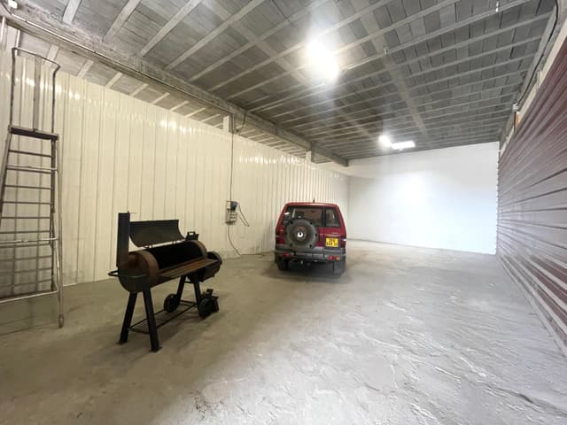 La Gaude, local commercial 800m2 - 4 Box, 8 Bureaux, 6 Sanitaires, 5 mètres de plafond - 1