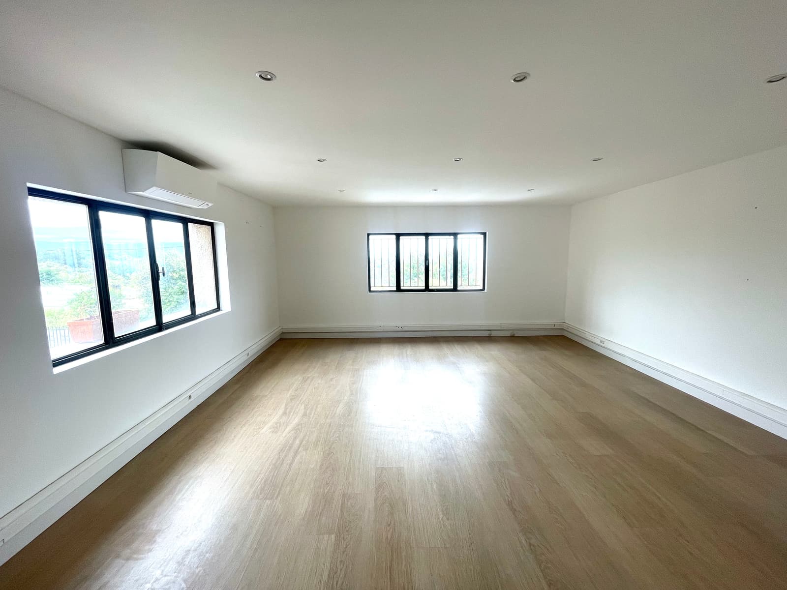 La Gaude, local commercial 800m2 - 4 Box, 8 Bureaux, 6 Sanitaires, 5 mètres de plafond-5