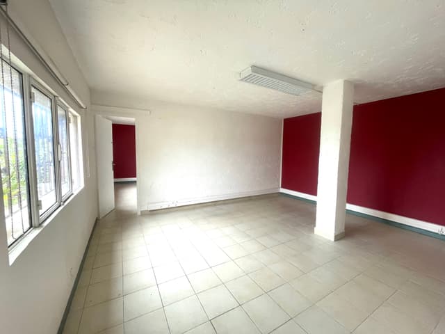 La Gaude, local commercial 800m2 - 4 Box, 8 Bureaux, 6 Sanitaires, 5 mètres de plafond - 0