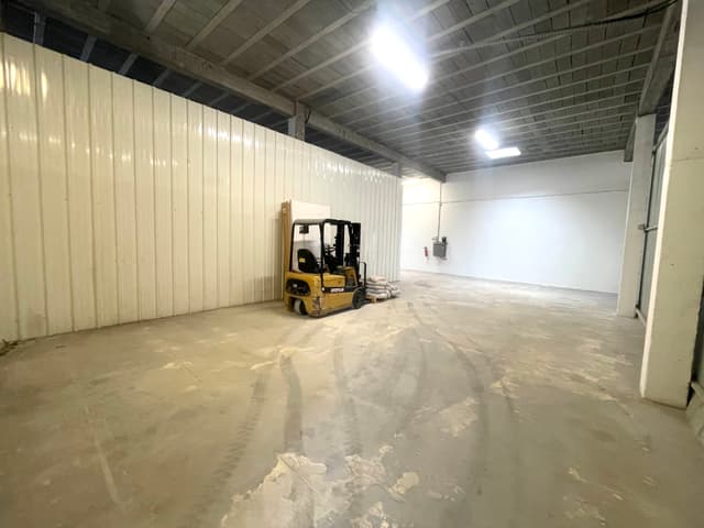 La Gaude, local commercial 800m2 - 4 Box, 8 Bureaux, 6 Sanitaires, 5 mètres de plafond - 2