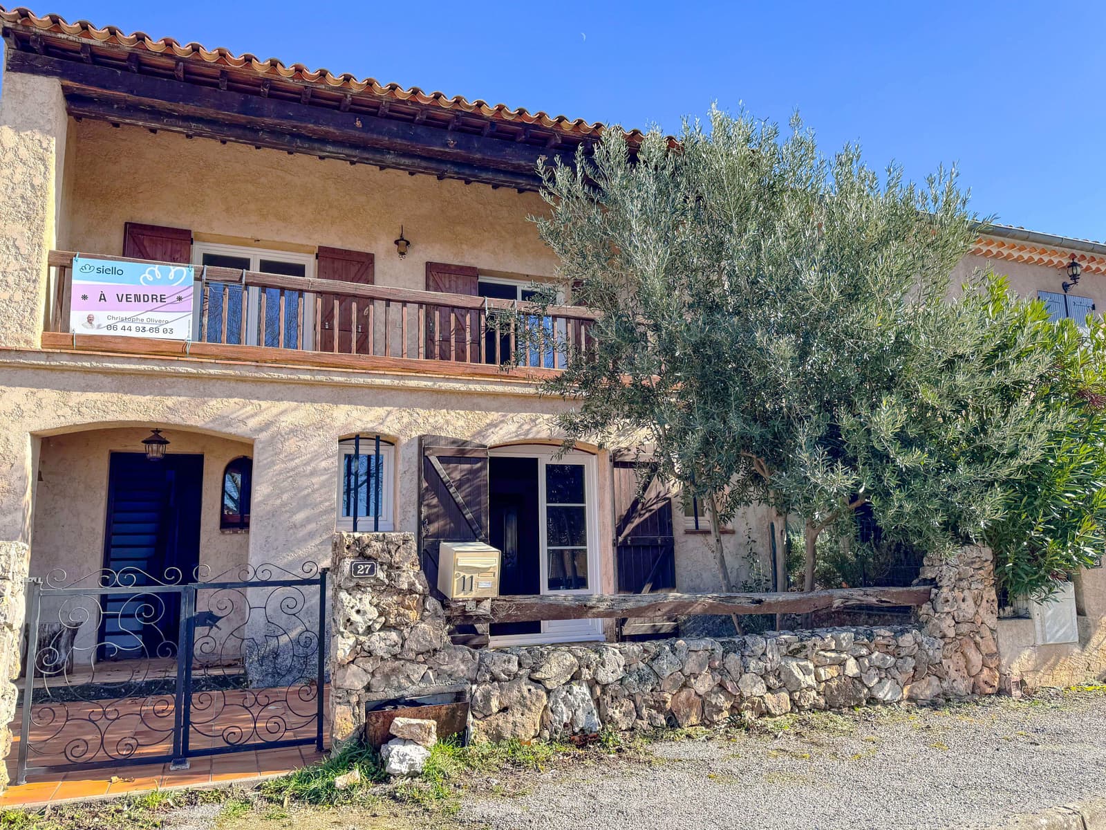 Aiguines, maison mitoyenne avec jardin-0