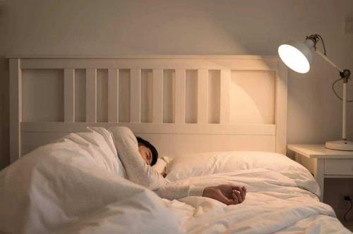 Mở đèn quá sáng khi ngủ