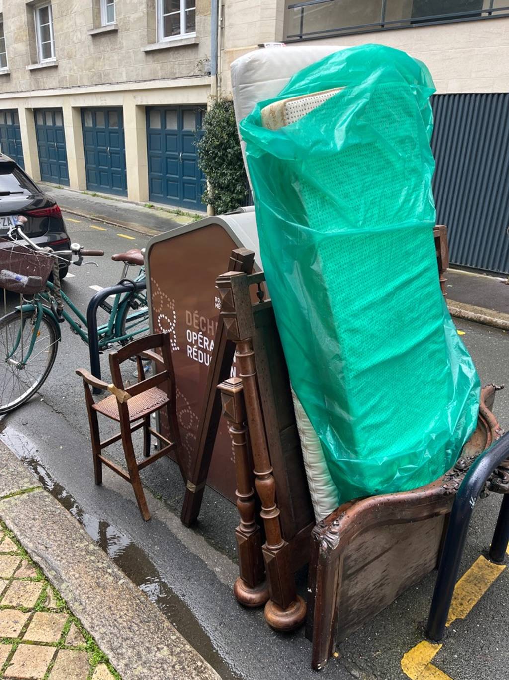 Lit, matelas et chaise abandonnés