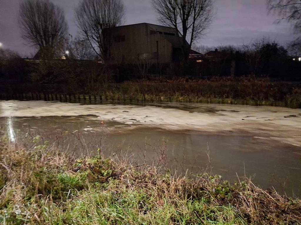 Déversement de substance blanche dans canal.