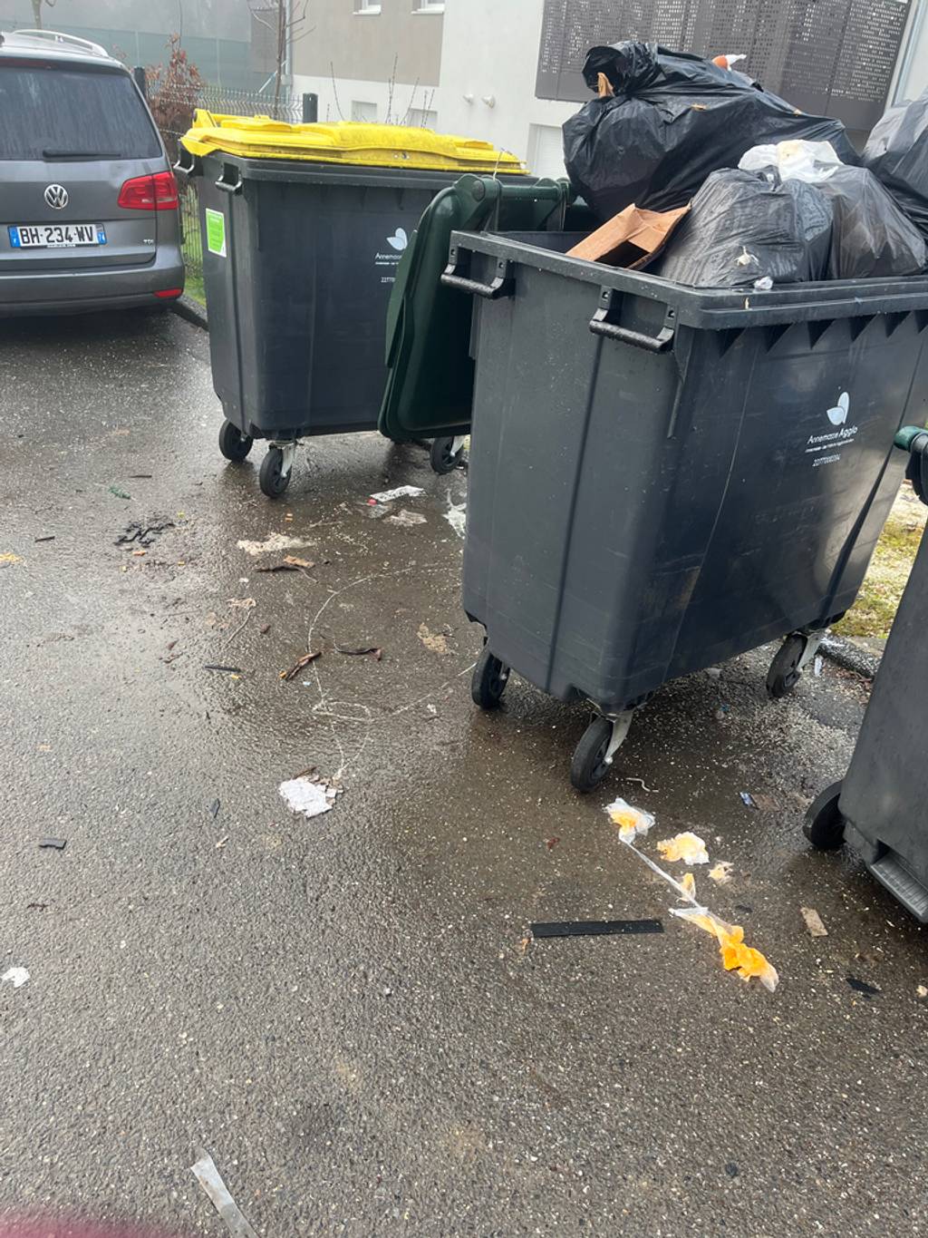 Voitures épaves bloquant le parking
Poubelles insuffisantes déchets au sol