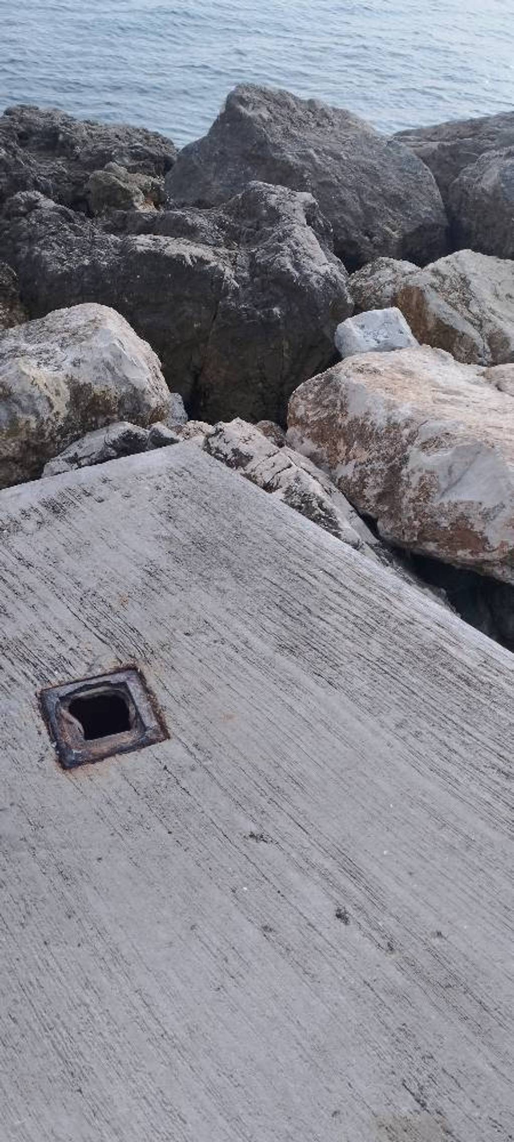 Grille manquante à l'extrémité de la jetée.