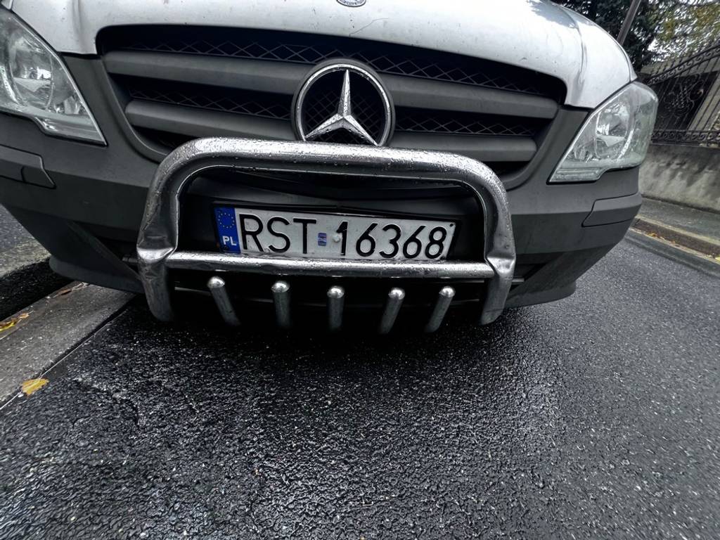 Photo 2 - Stationnement gênant devant domicile privé.