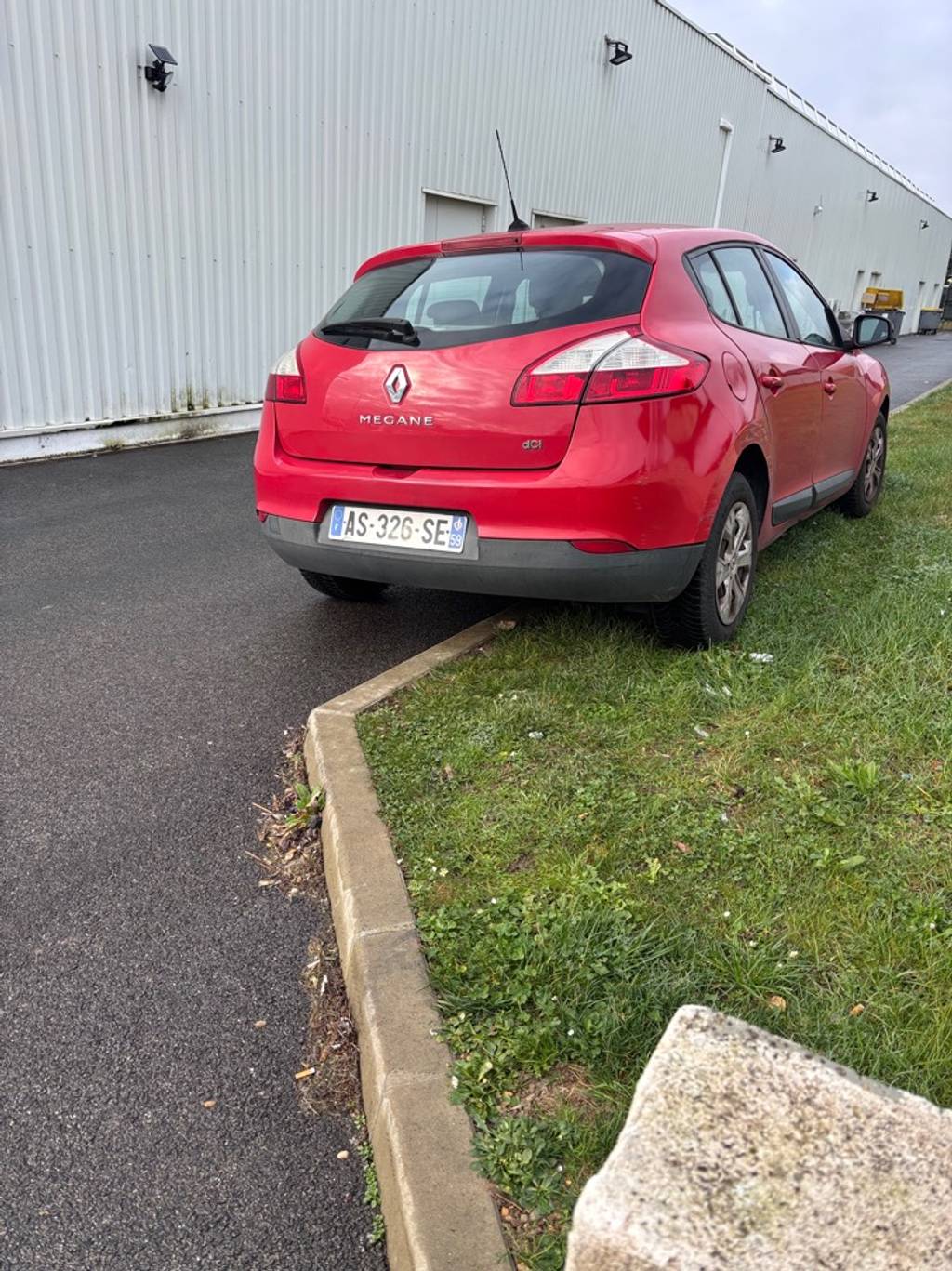 Véhicule mal stationné.