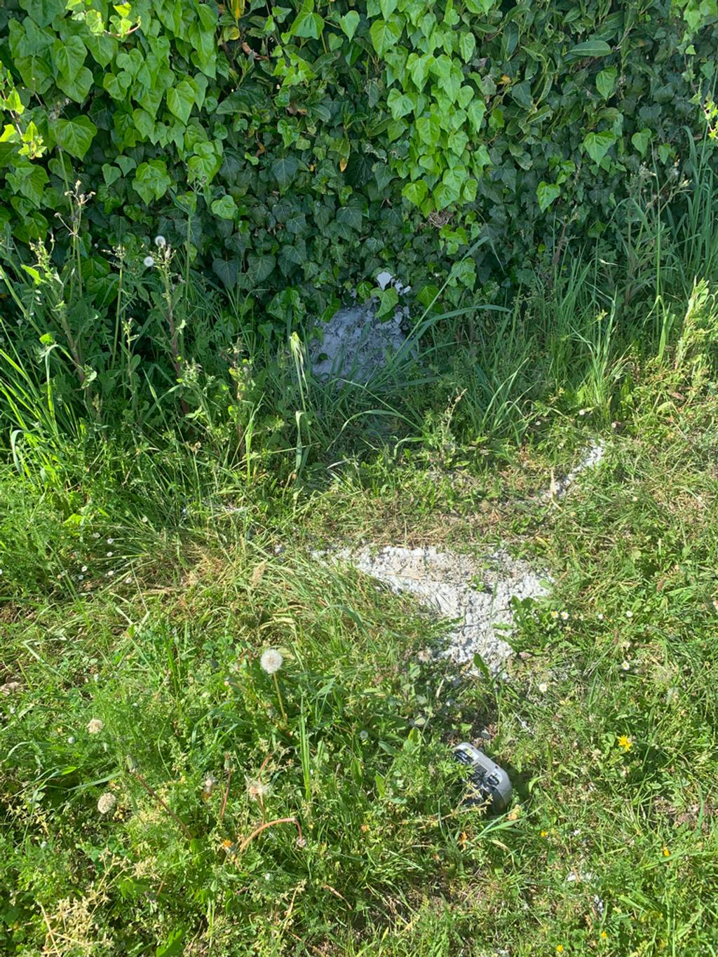 Ciment déposé le long du chemin