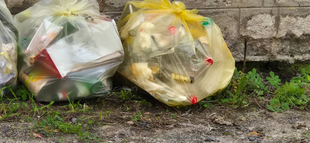 Dépôts de recyclage incorrects avec verre.