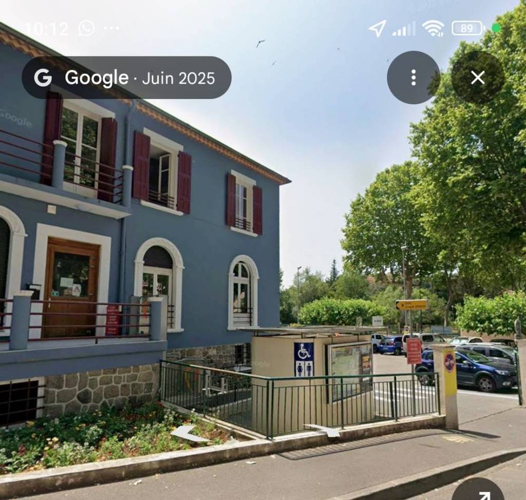 Local toilettes public sale près mairie.