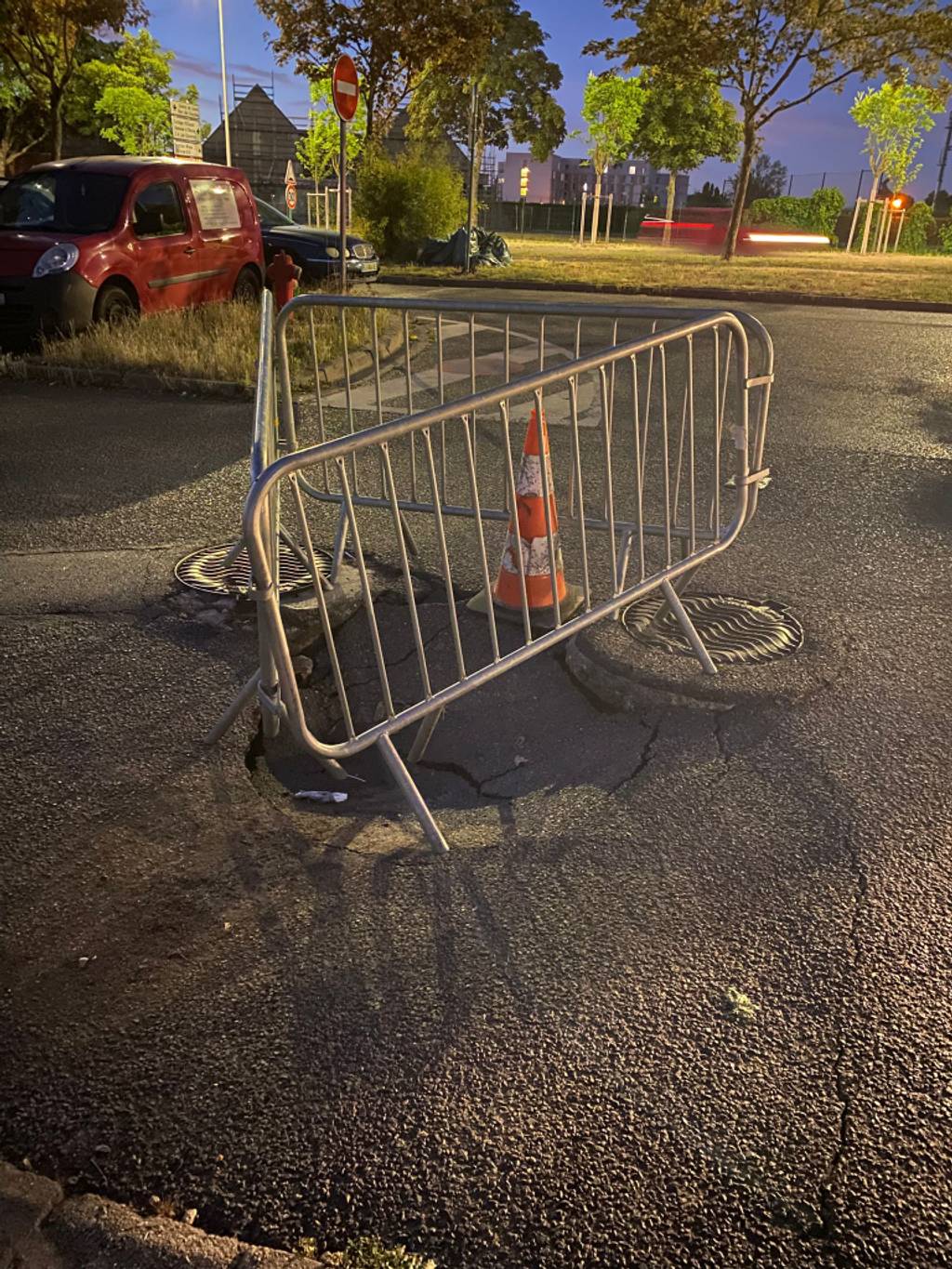 Photo 2 - Affaissement chaussée devant entrée garage souterrain.