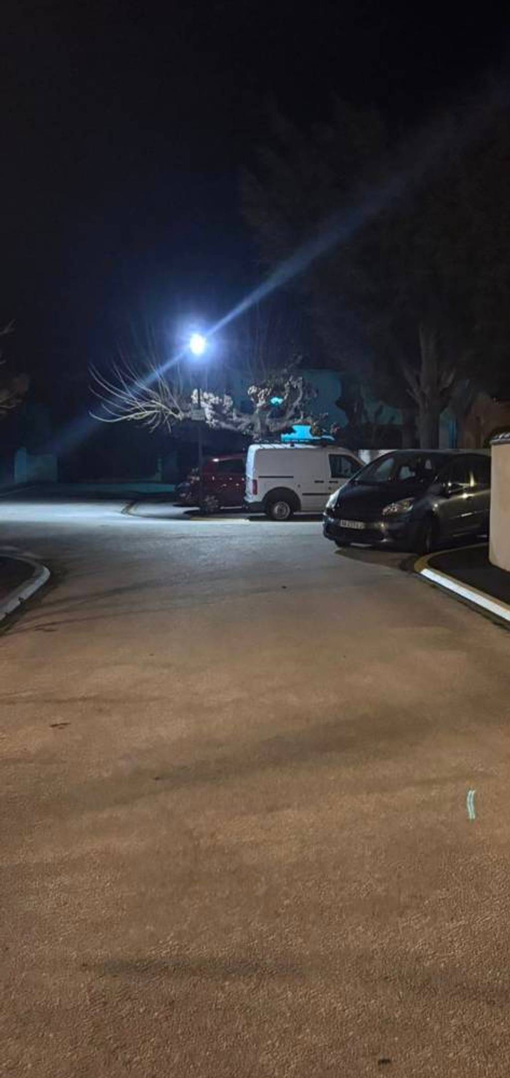 Stationnement sur ligne jaune à Placette