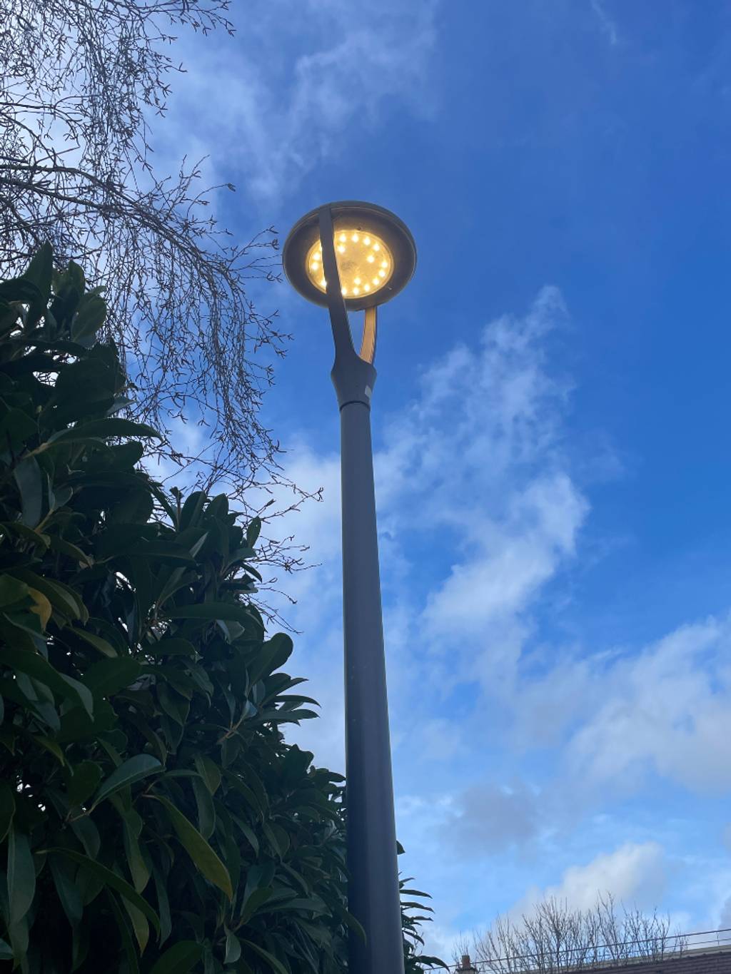 Éclairage public allumé en journée