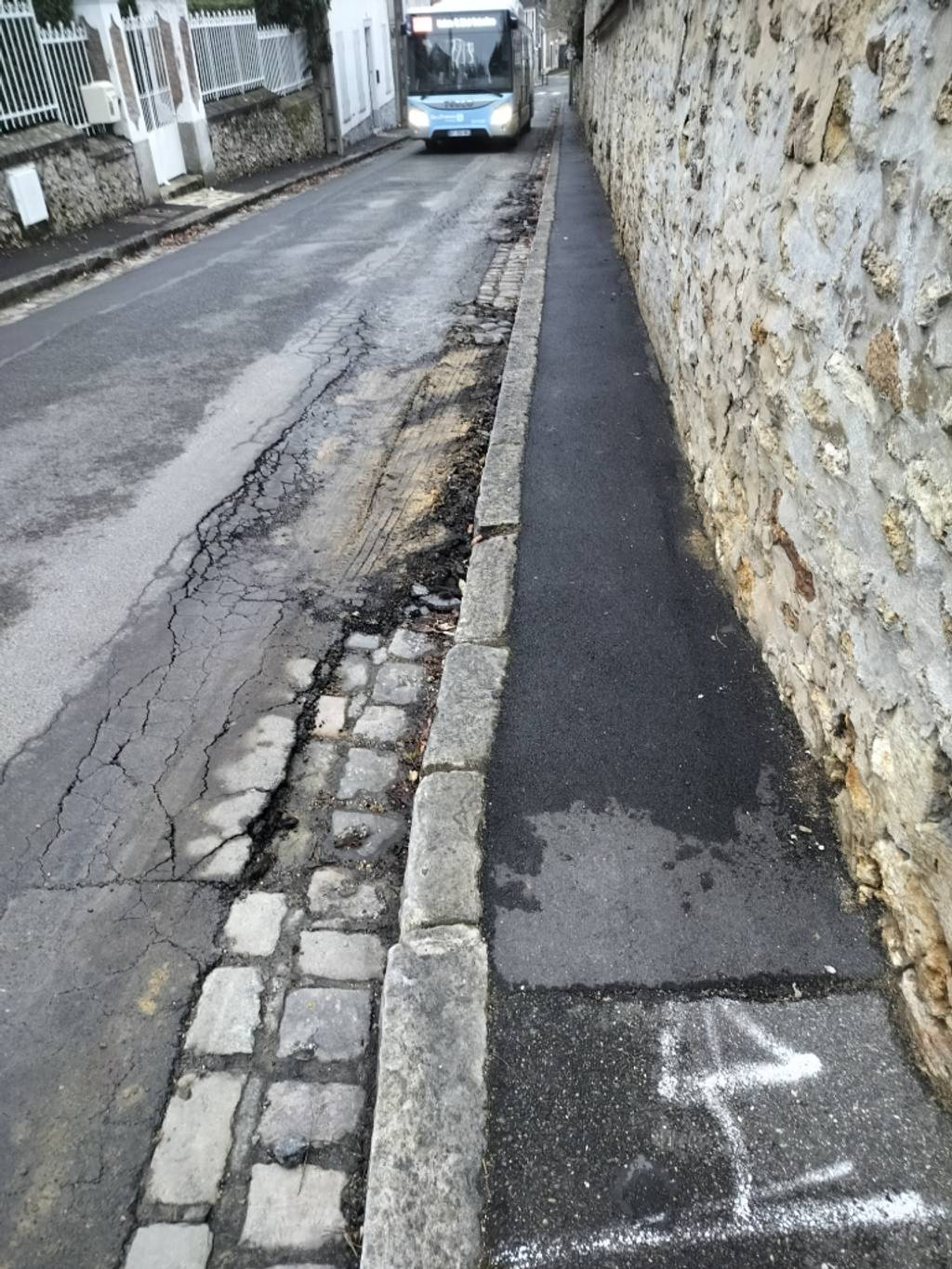 Chaussée affaissée 649 rue Fernand Léger