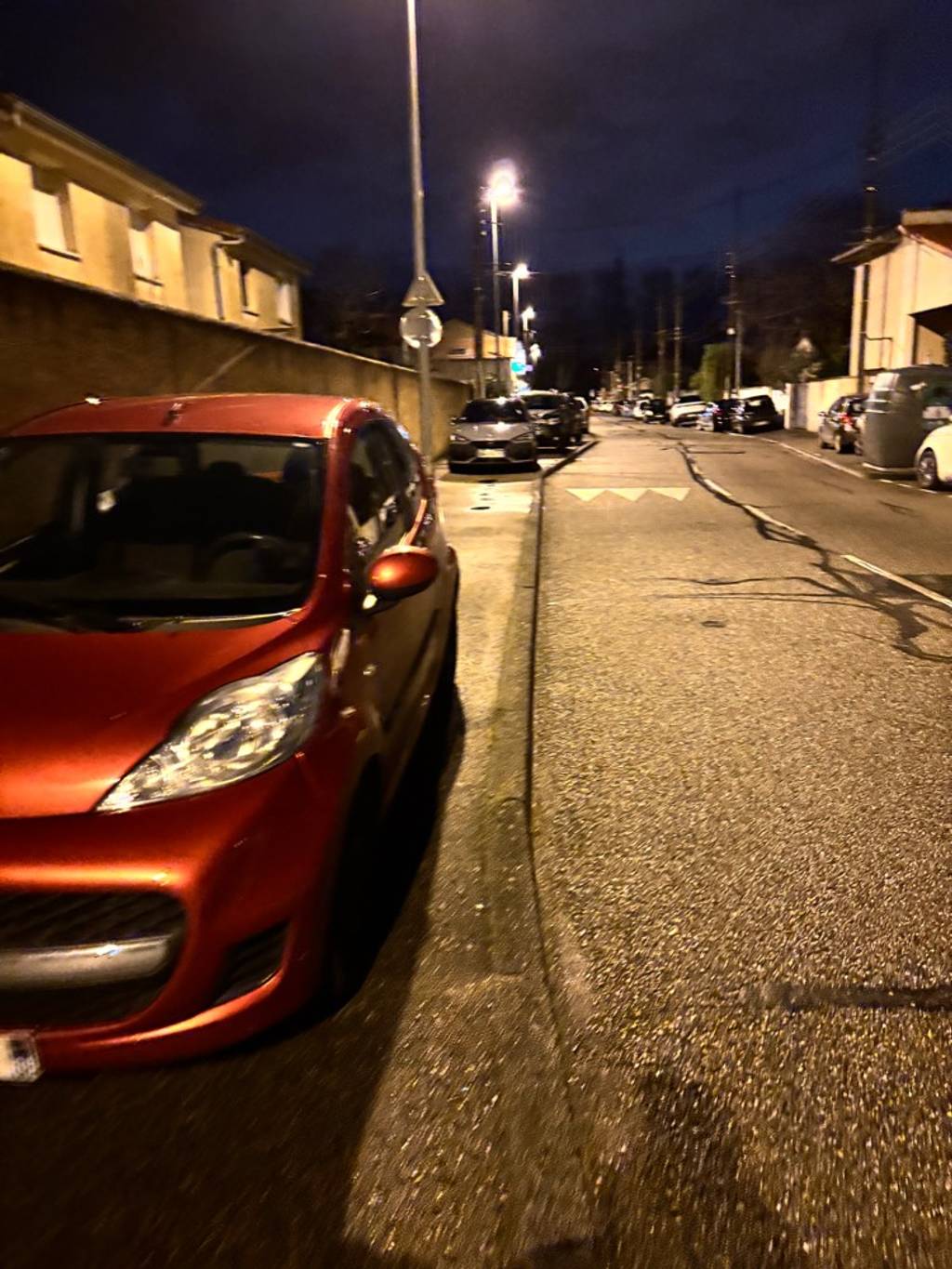 Voitures garées sur le trottoir