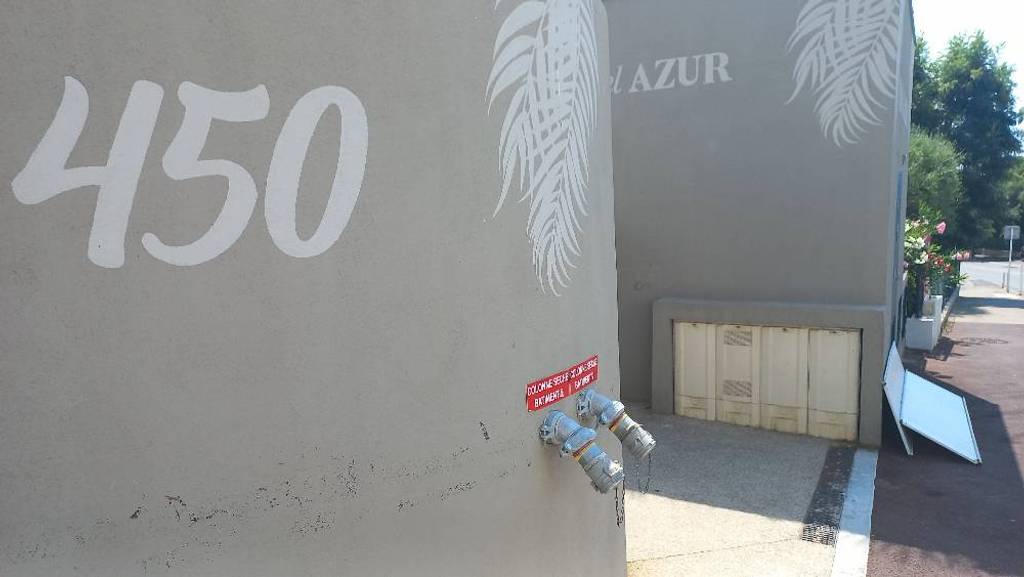 Panneaux bloquant le trottoir.