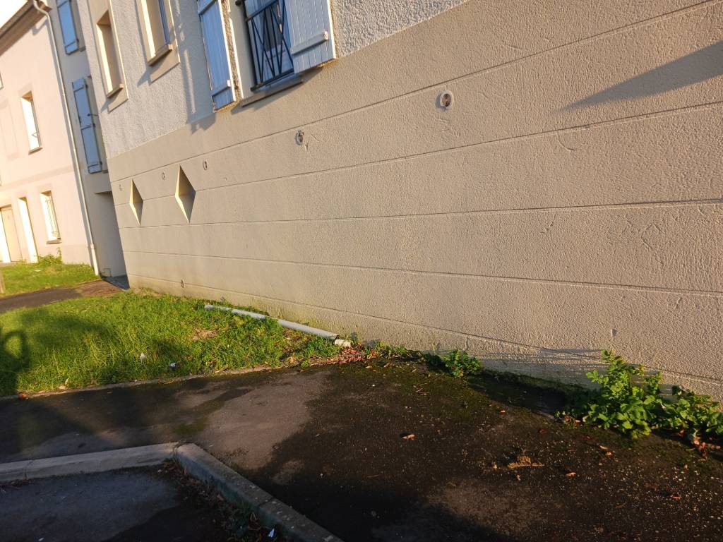 Photo 4 - Gouttière cassée, eau sur trottoir