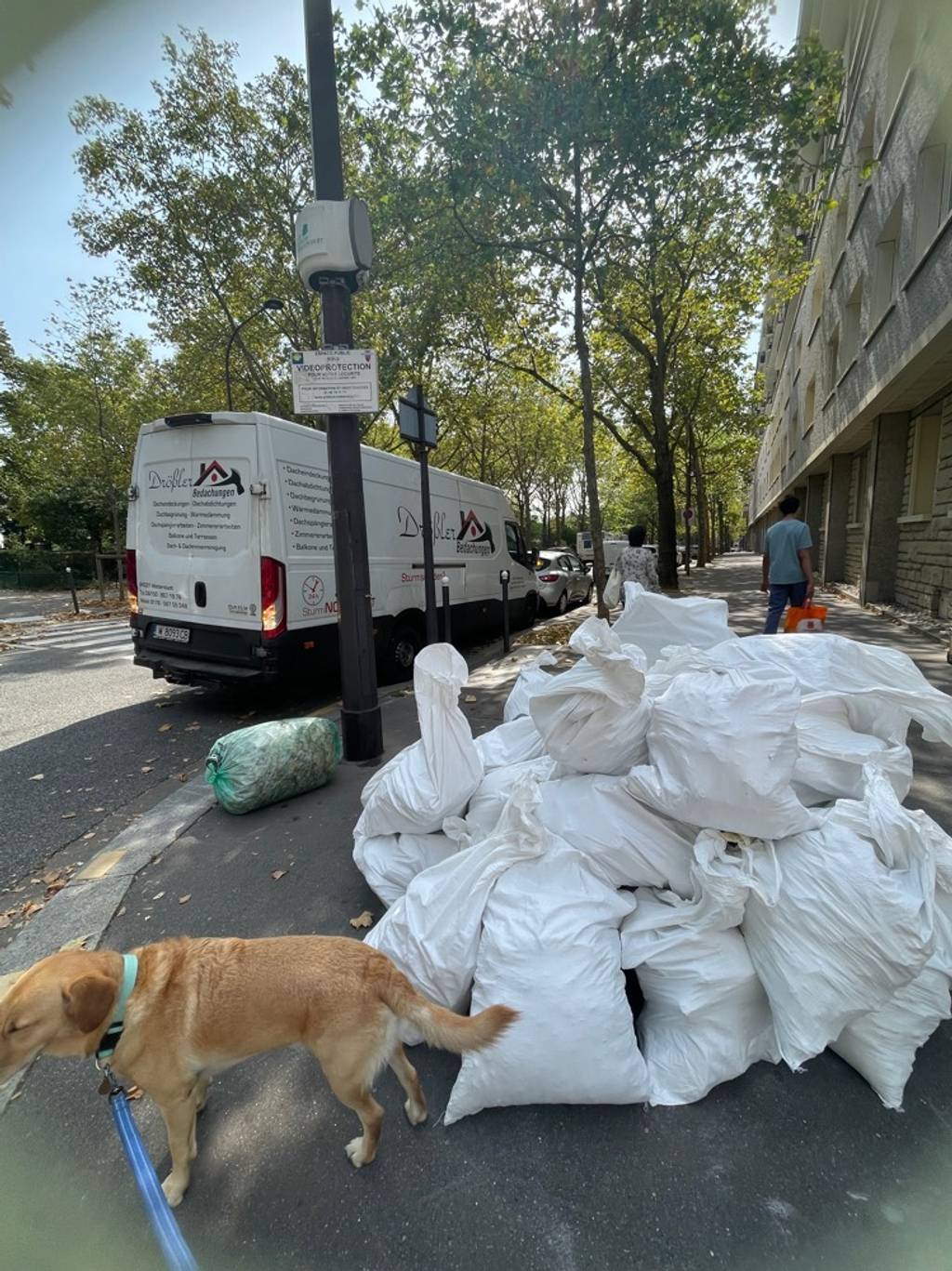 Dépôt illégal de déchets en sacs.