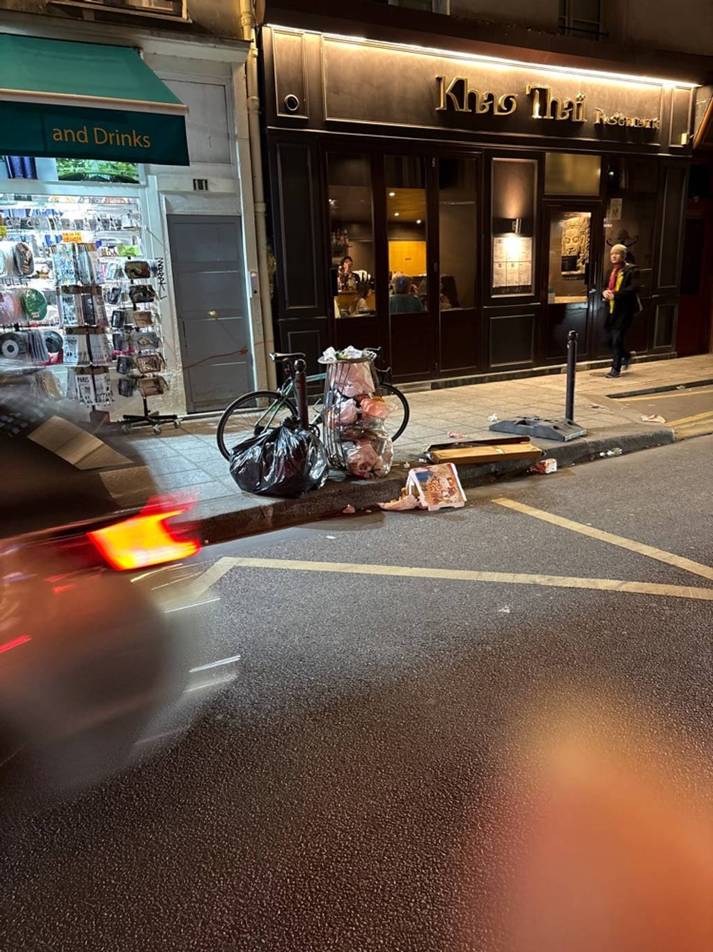 Déchets au sol près du site