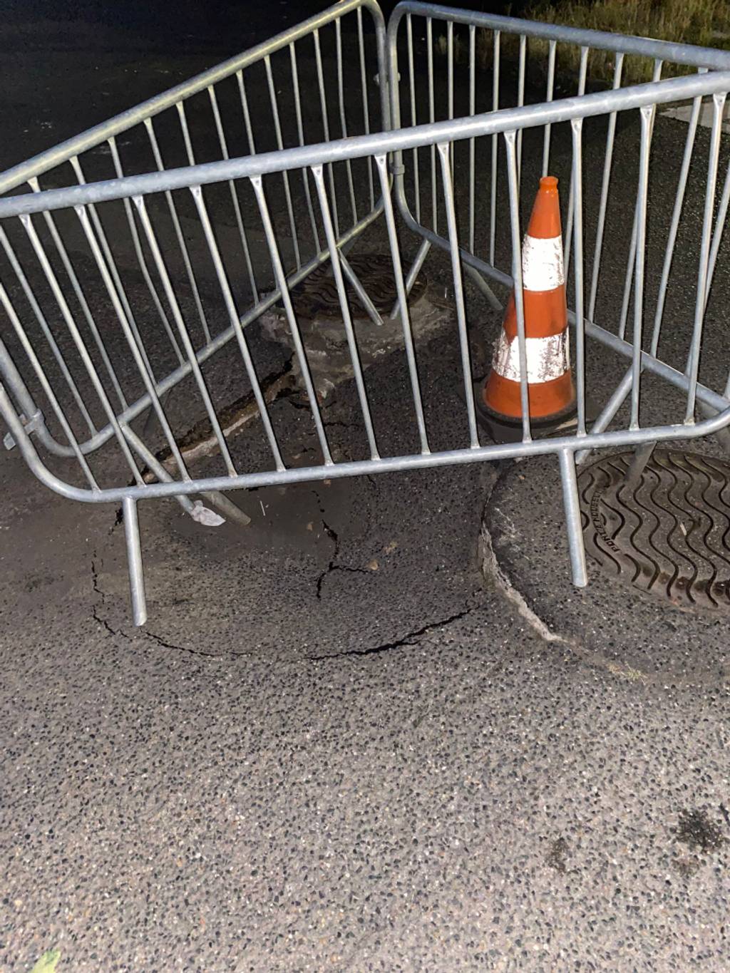 Affaissement chaussée devant entrée garage souterrain.