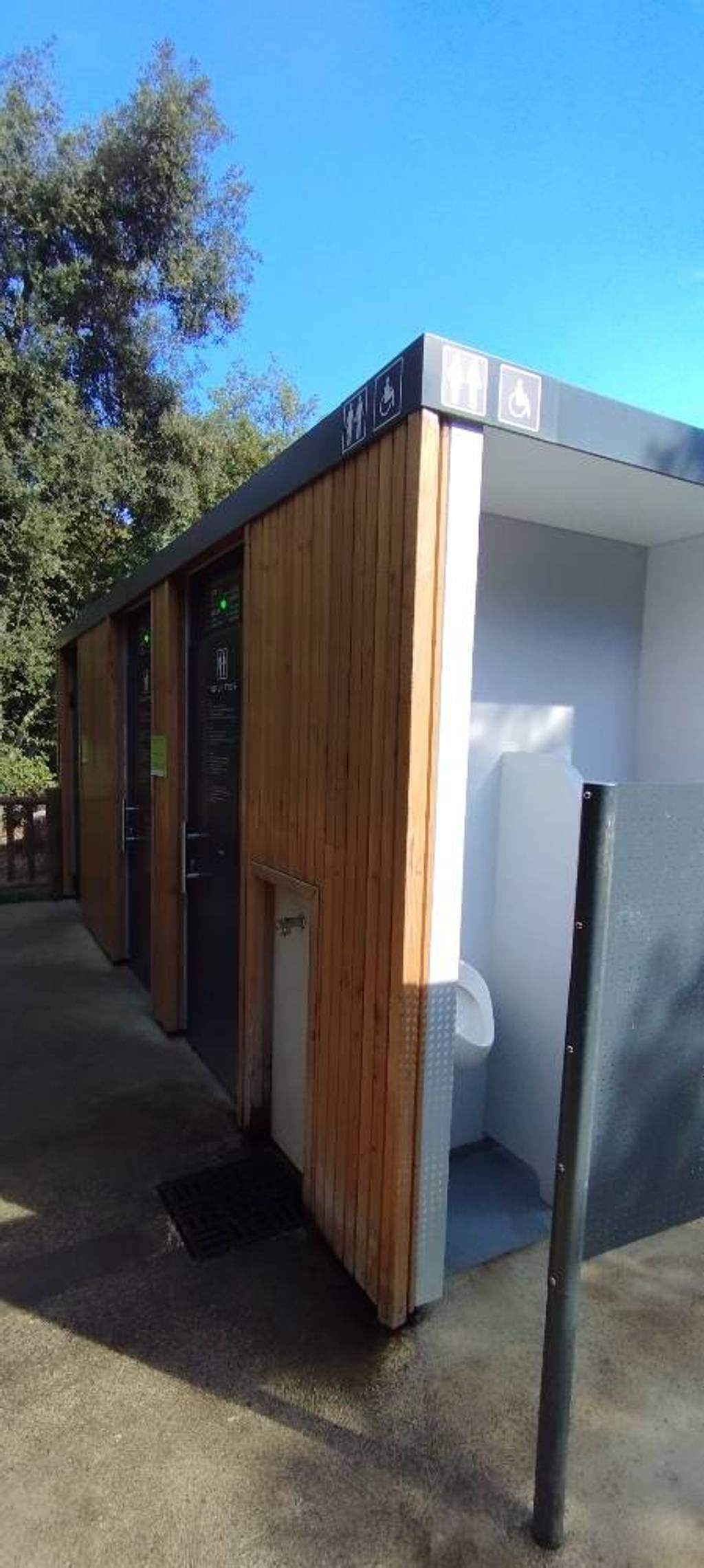 Éloges pour propreté des toilettes publiques.