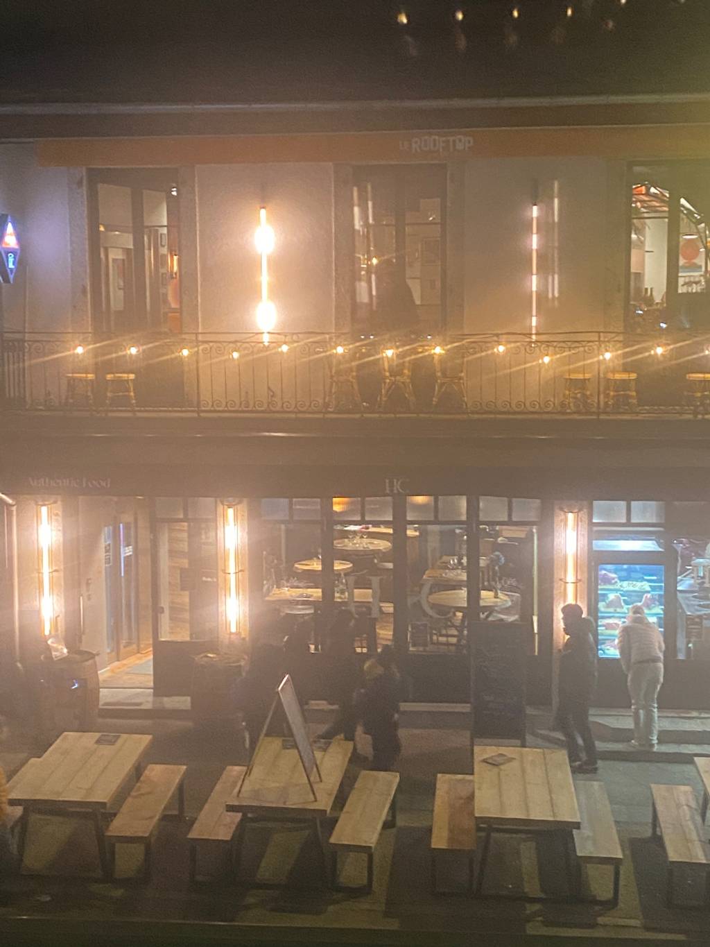 Nuisance sonore DJ sur rooftop nocturne