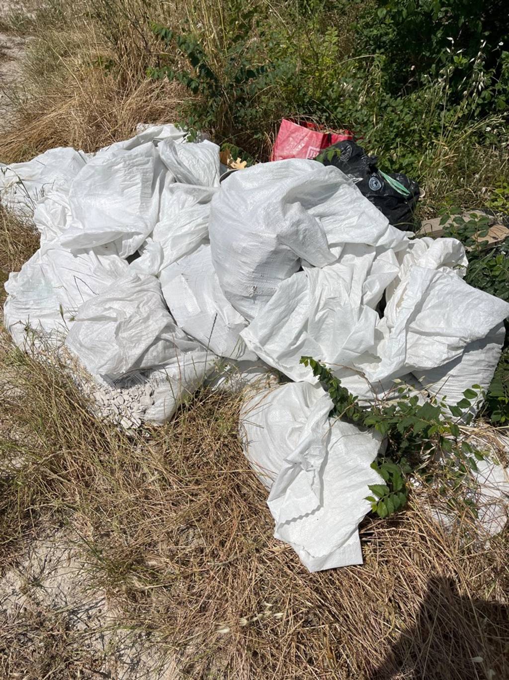 Dépôt sauvage de déchets lors travaux.