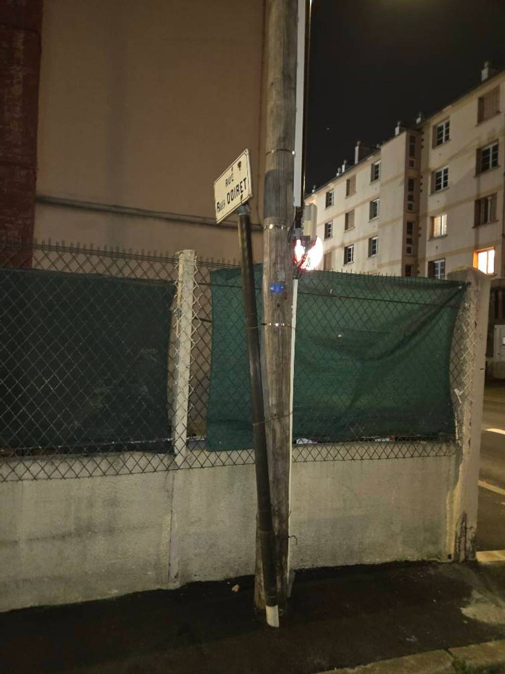 Panneau de rue mal installé