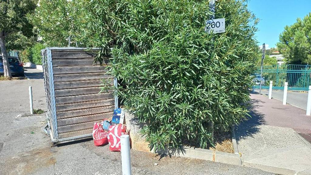 Dépôt de déchets sur trottoir.