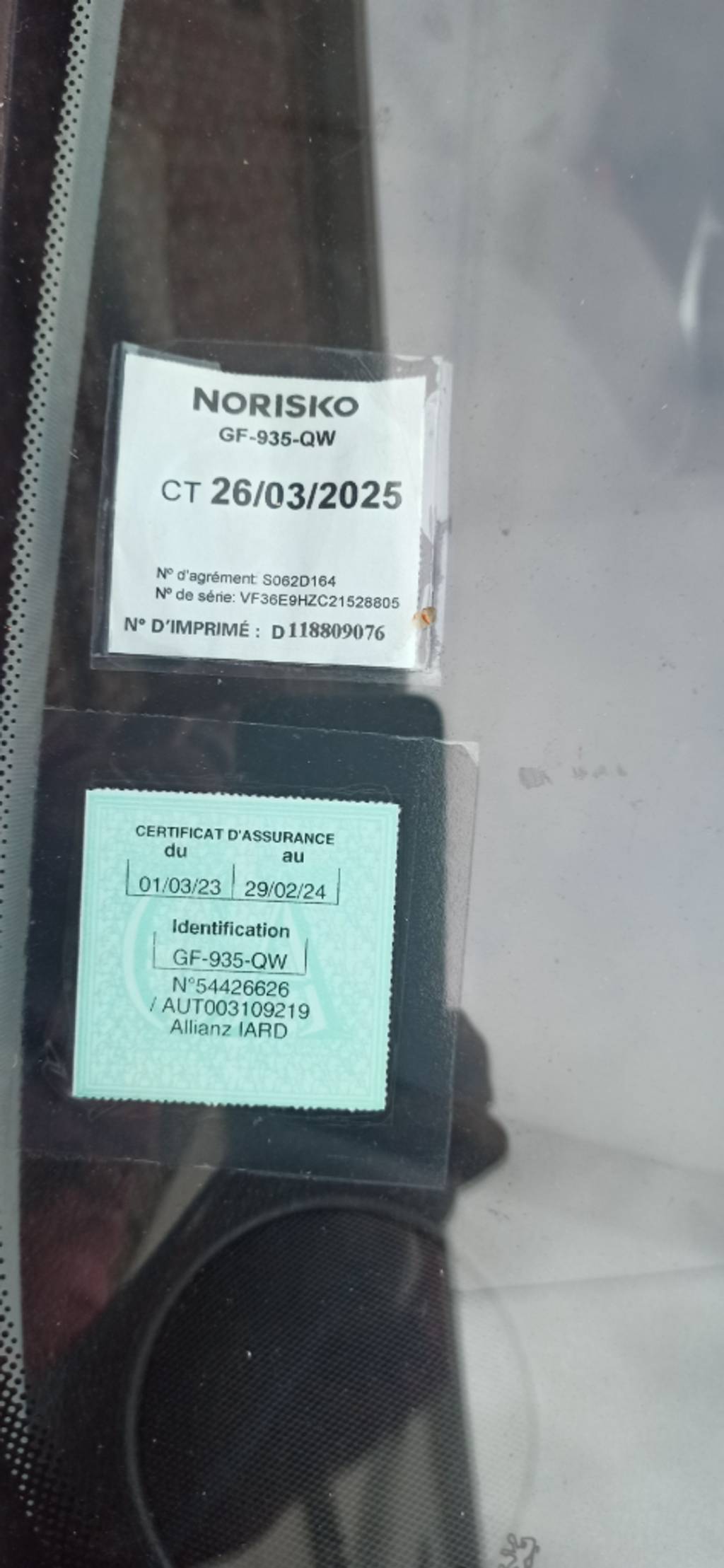 Voiture stationnée illégalement rue Kléber.