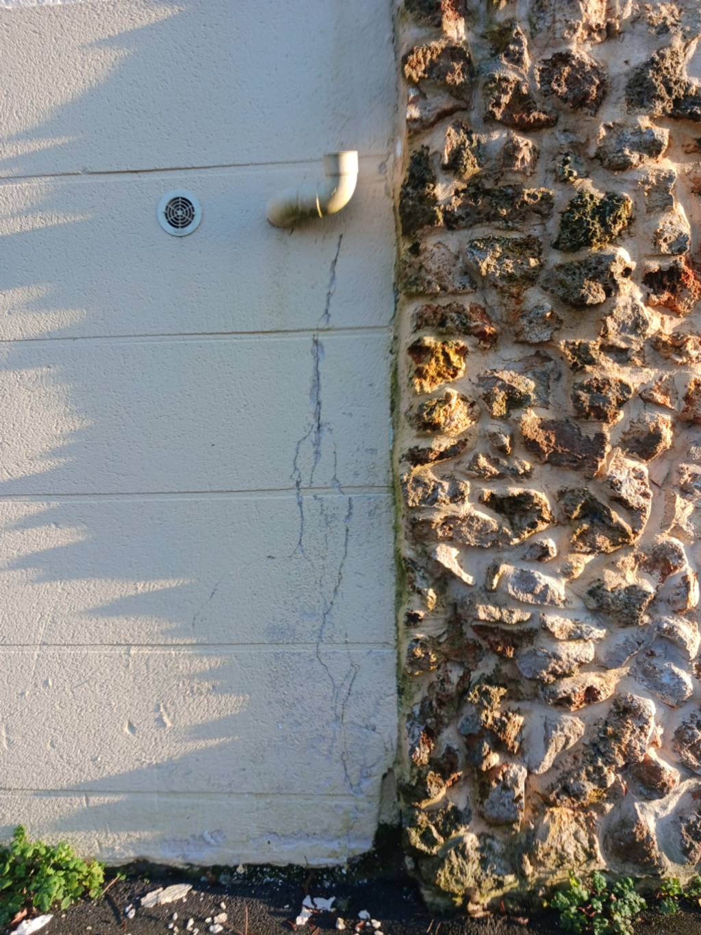 Photo 3 - Gouttière cassée, eau sur trottoir