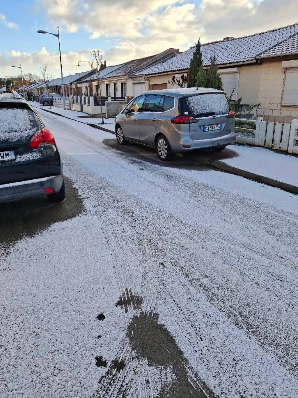 Voiture sur trottoir bloquant circulation
