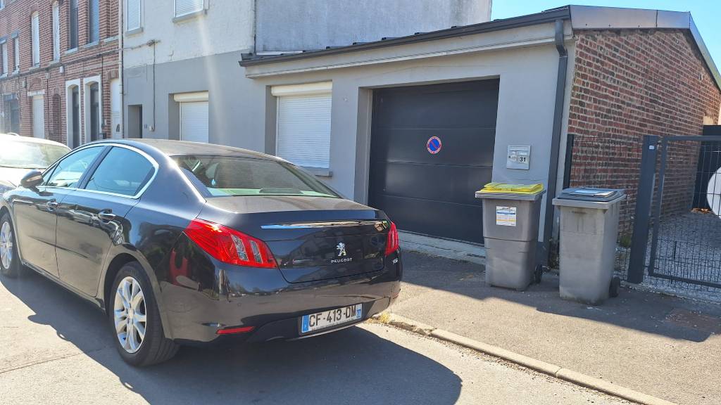 Stationnement illégal et gênant, rue Christophe Colomb.