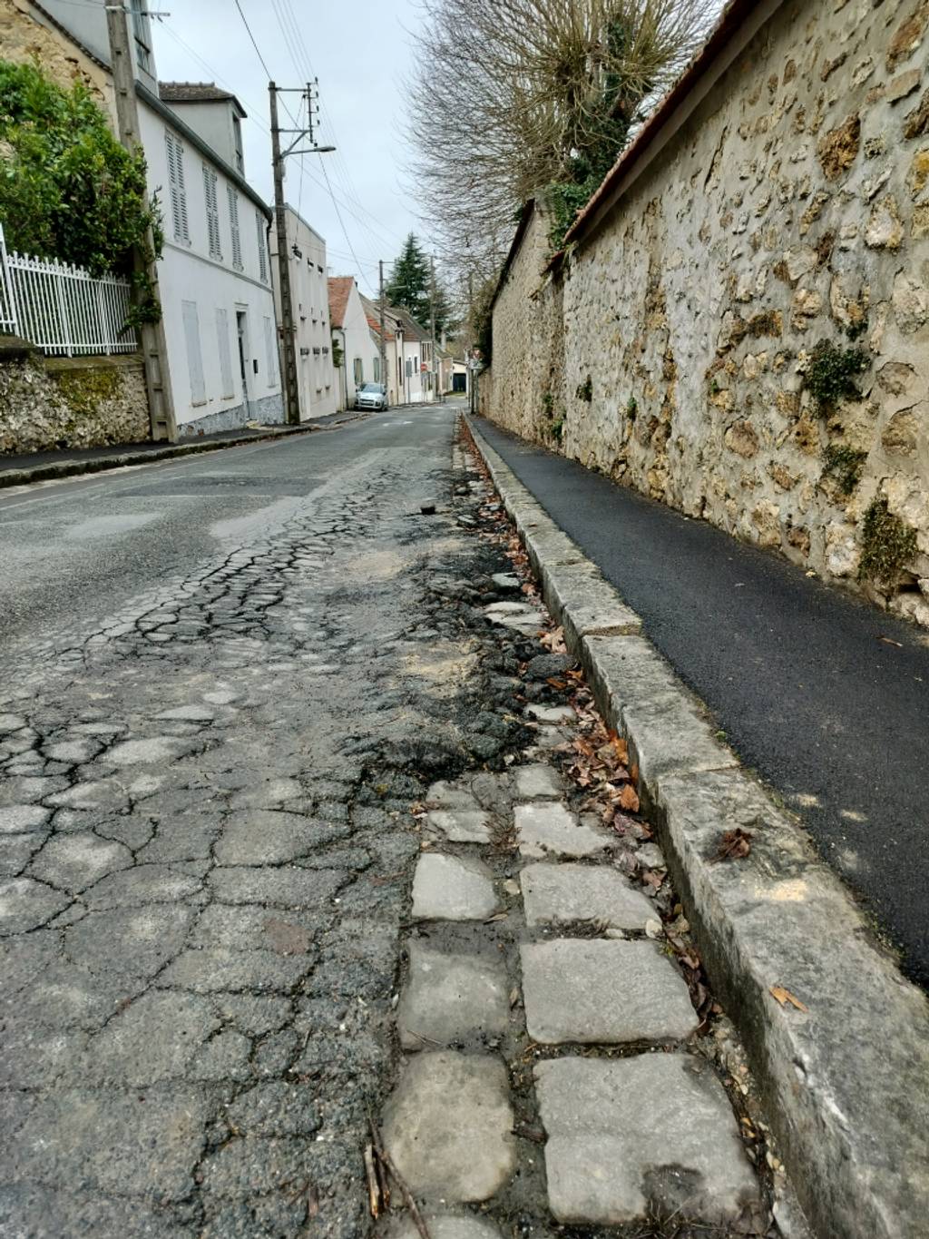 Affaissement chaussée dangereux rue Fernand Léger