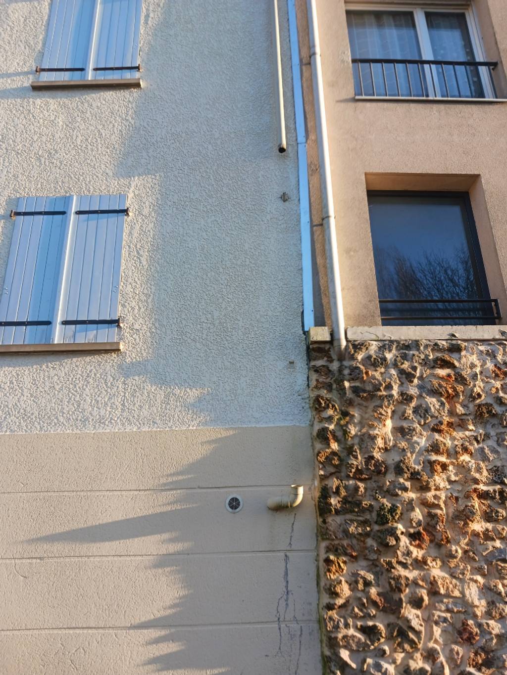 Gouttière cassée, eau sur trottoir