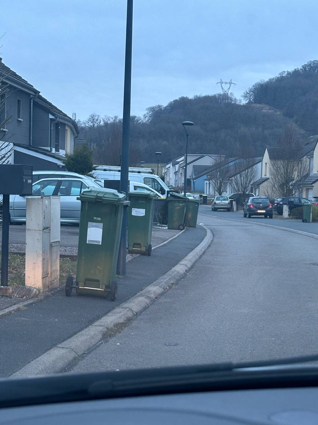 Poubelles pleines dans la rue.