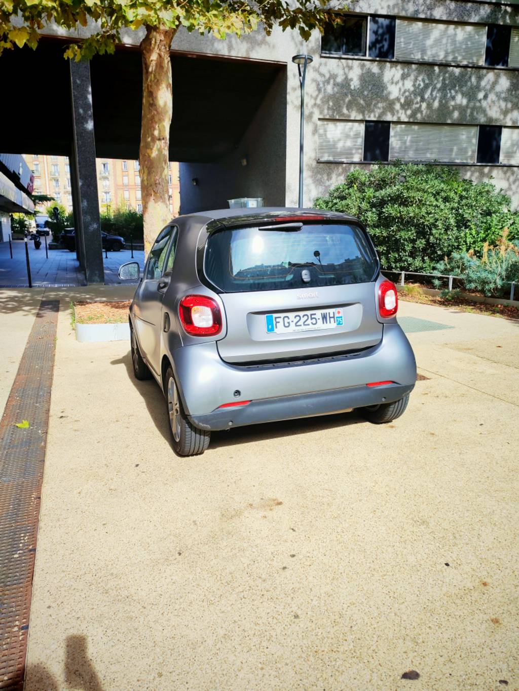 Stationnement abusif sur zone piétonne.