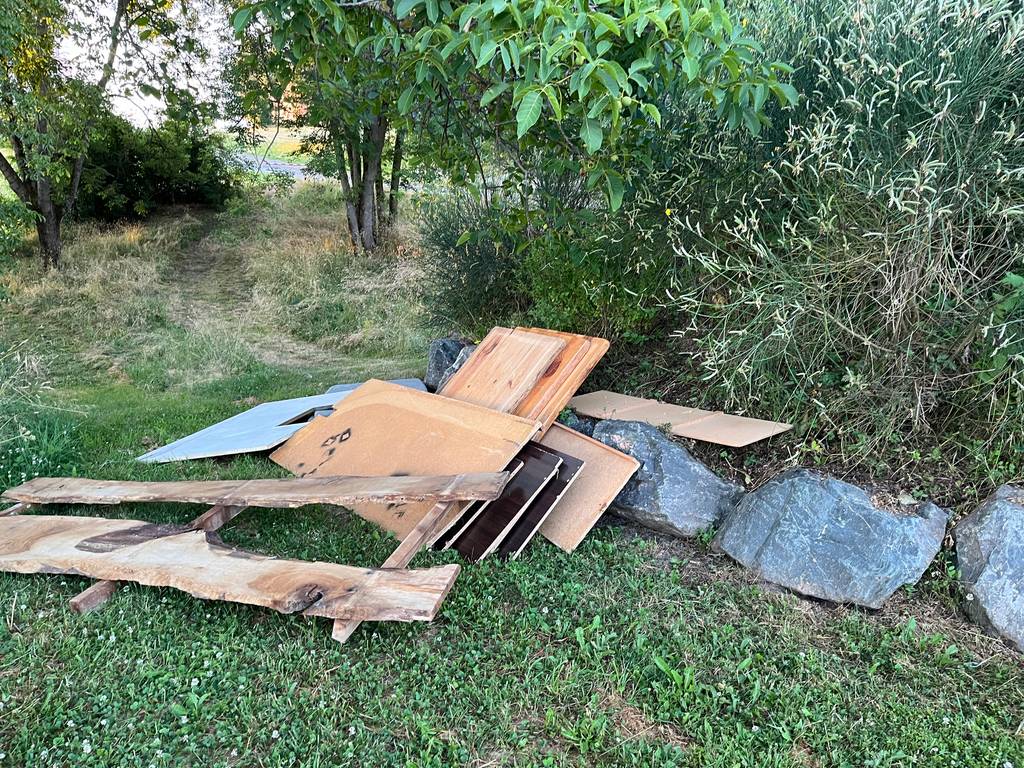 Décharge sauvage au square la nuit.