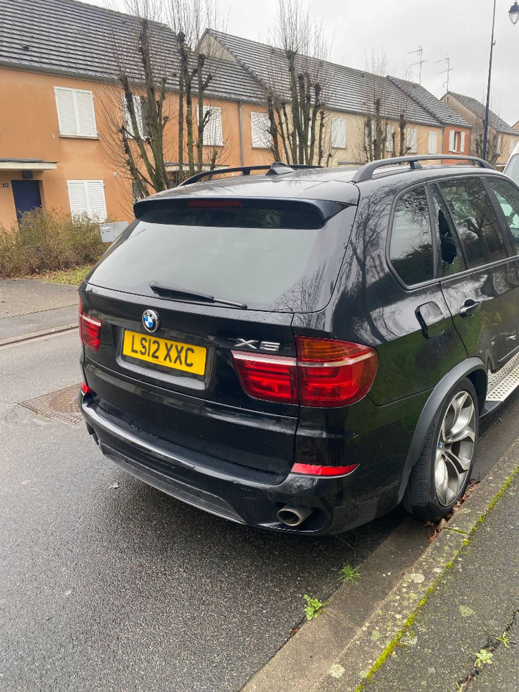 Voiture UK immobilisée vitre cassée