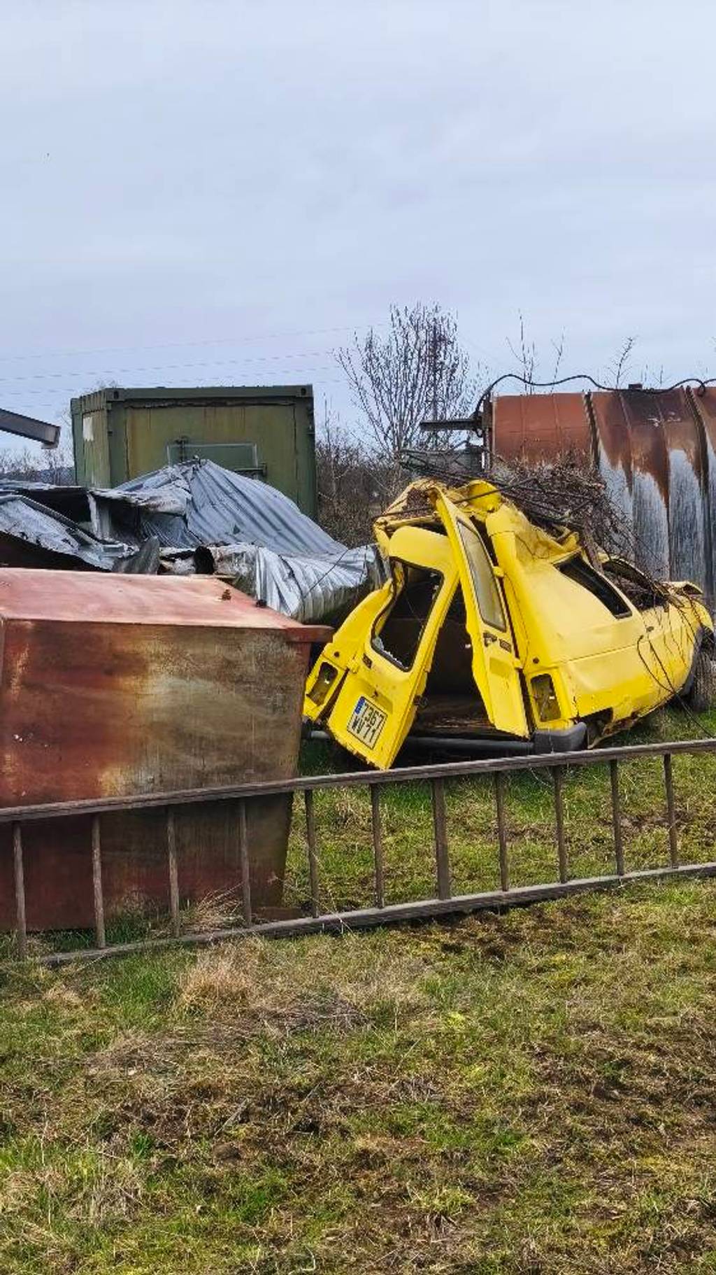Photo 4 - Dépôt sauvage de ferraille et pneus